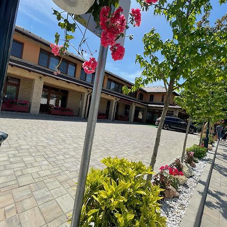 Voeroes Alom Panzio Bed & Breakfast Tiszakécske Exterior foto
