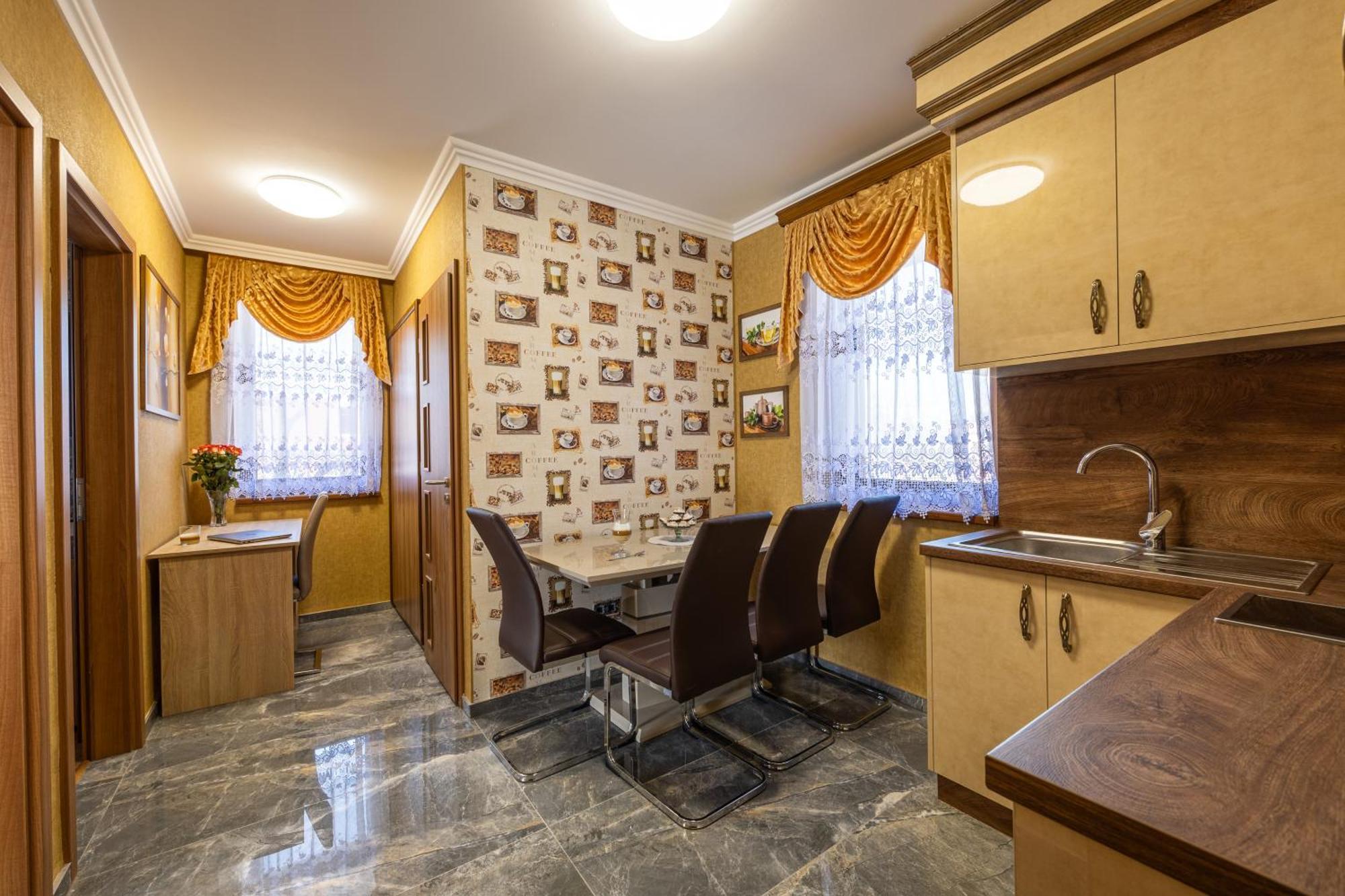 Voeroes Alom Panzio Bed & Breakfast Tiszakécske Exterior foto
